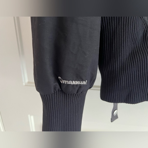 686 Mannual Women’s Insulated Snowboarding Jacket in Black - Picture 7 of 12